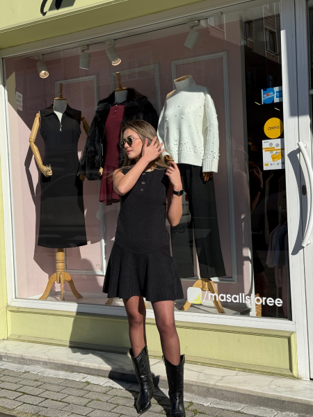 BİSİKLET YAKA DÜĞMELİ VOLANLI TRİKO ELBİSE