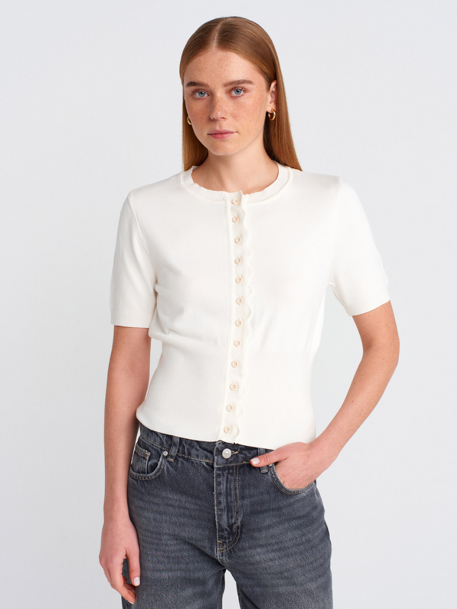 BİSİKLET YAKA DÜĞMELİ TRİKO HIRKA EKRU