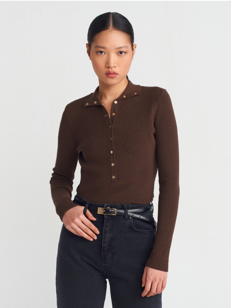 DİK YAKA ÇITÇITLI TRİKO KAZAK KAHVE