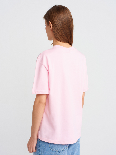 DEKORATİF DİKİŞLİ BİSİKLET YAKA TSHİRT AÇIK PEMPE