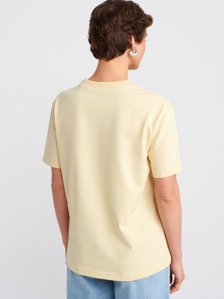 DEKORATİF DİKİŞLİ  BİSİKLET YAKA TSİHİRT AÇIK SARI