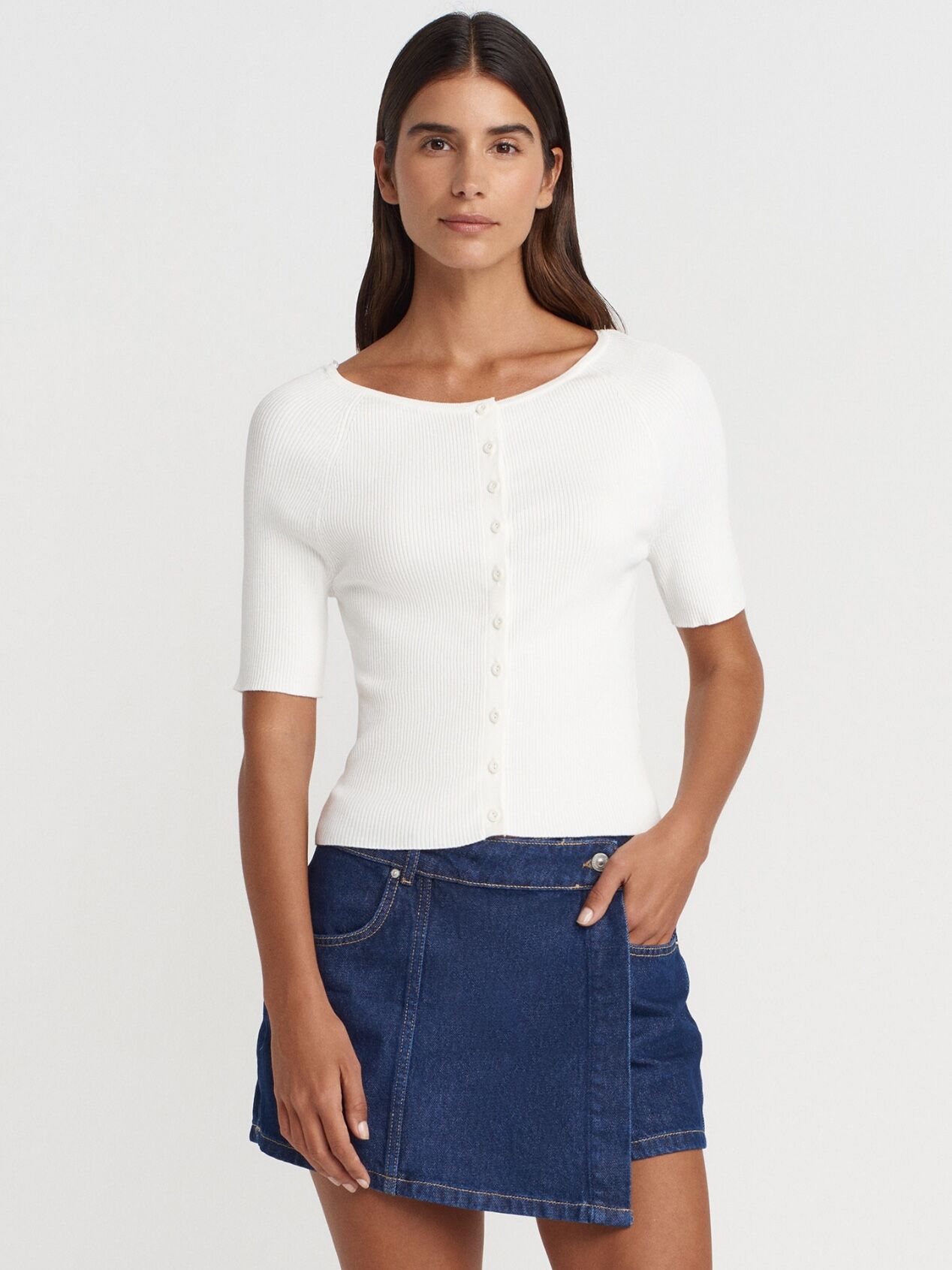 AÇIK BİSİKLET YAKA FİTİLLİ DÜĞMELİ İNCE TRİKO -BEYAZ