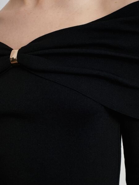 Omzu Açık Fiyonk Detaylı Top-Siyah