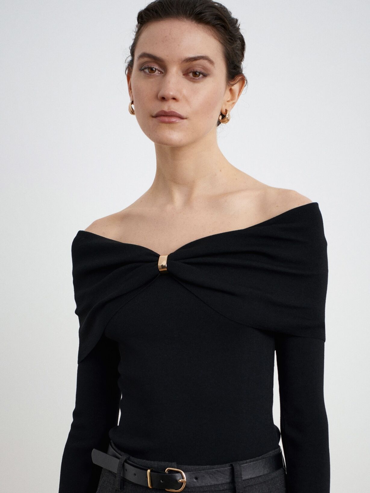 Omzu Açık Fiyonk Detaylı Top-Siyah