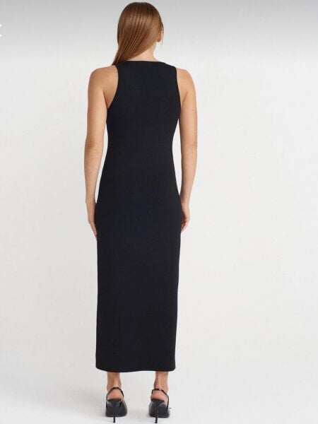 Aksesuar Detaylı Yırtmaçlı Triko Elbise-Siyah