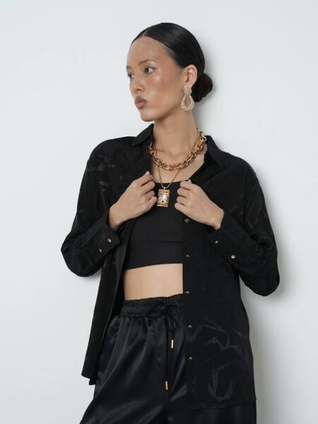 V Yaka Detaylı Siyah Desenli Altın Düğmeli  İpek saten Gömlek