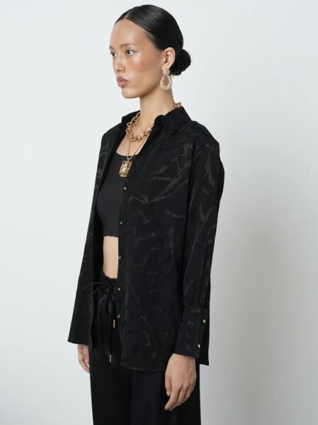 V Yaka Detaylı Siyah Desenli Altın Düğmeli  İpek saten Gömlek