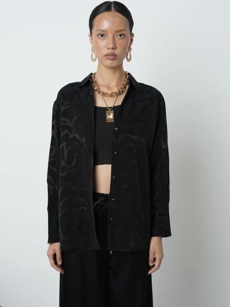 V Yaka Detaylı Siyah Desenli Altın Düğmeli  İpek saten Gömlek