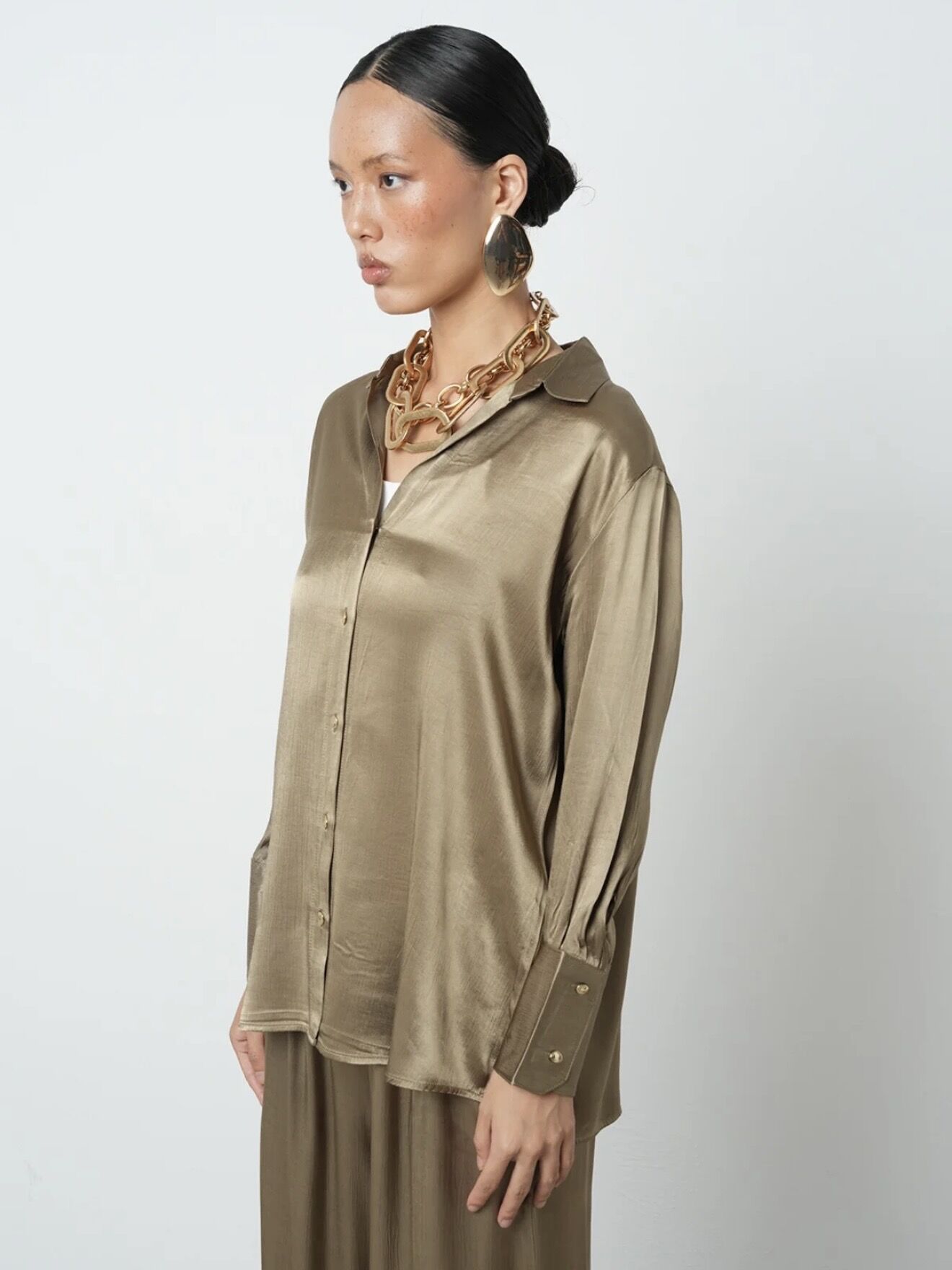 V Yaka Açık Haki Renk Düz %100 Viskoz Altın Düğmeli Gömlek