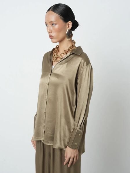 V Yaka Açık Haki Renk Düz %100 Viskoz Altın Düğmeli Gömlek