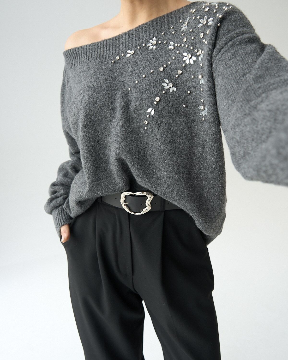 Kayık Yaka Ön Kısmı Taşlı Oversize Kazak