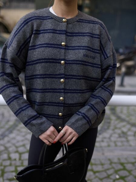 Yazı Nakışlı Çizgili Gold Düğmeli Hırka -Gri