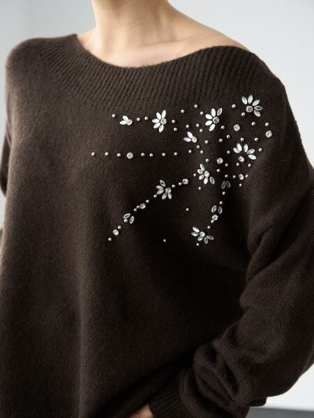 Kayık Yaka Ön Kısmı Taşlı Oversize Kazak -kahve